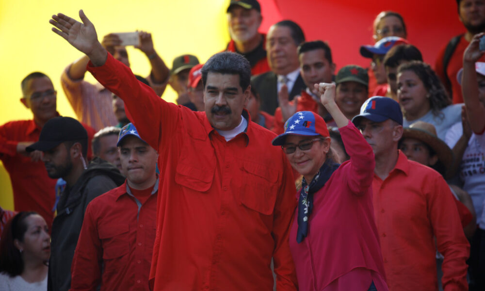 Venezuelas president Nicolás Maduro (t.v.) har fortsatt støtte fra landets sikkerhetsstyrker. Dette bildet er fra en TV-tale han hold tirsdag denne uka. Foto: Reuters / NTB Scanpix
