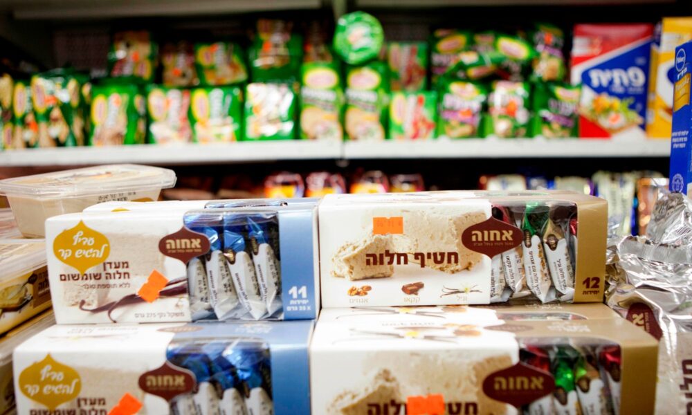 Matvareprodukter som er produsert på israelskokkuperte område på Vestbredden er i salg i supermarkeder i Tel Aviv. Skal de samme produktene selges i Europa, må de merkes tydelig med geografisk opprinnelse, fastslår EU-domstolen. FOTO: DAN BALILTY / AP