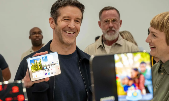 NY ÆRA: Apple-sjef John Ternus viste fram iPhone Duo under selskapets høstlansering. Det var både hans første store iPhone-lansering som toppsjef - og Apples første brettbare iPhone. Foto: Karl Mondon/AFP/NTB