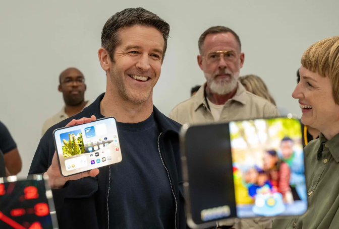 NY ÆRA: Apple-sjef John Ternus viste fram iPhone Duo under selskapets høstlansering. Det var både hans første store iPhone-lansering som toppsjef - og Apples første brettbare iPhone. Foto: Karl Mondon/AFP/NTB